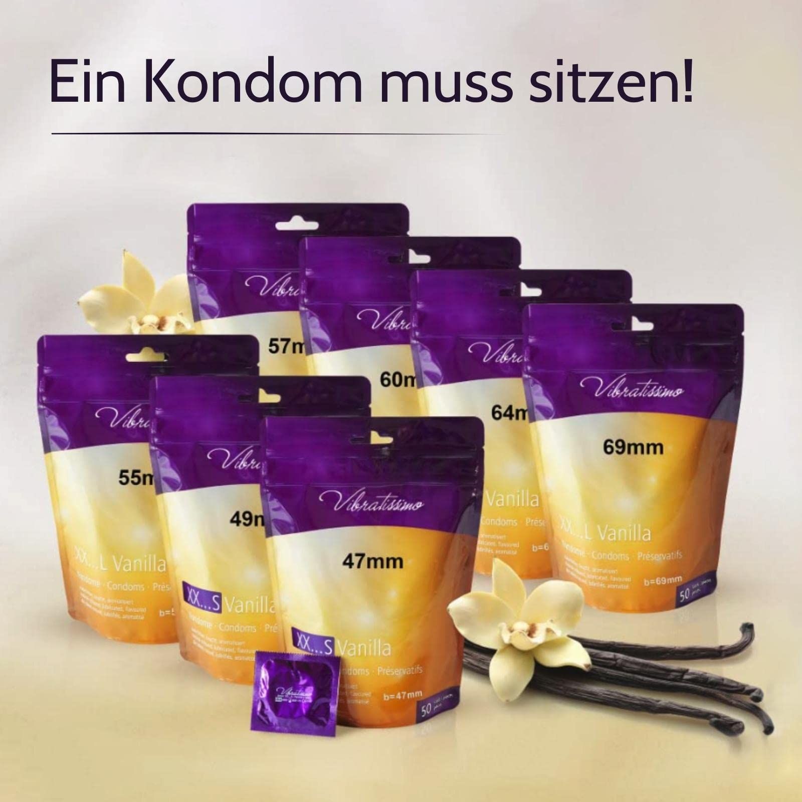 Mehrere Päckchen Kondome in verschiedenen Größen (47mm bis 69mm) und Geschmacksrichtungen, darunter Vanille.