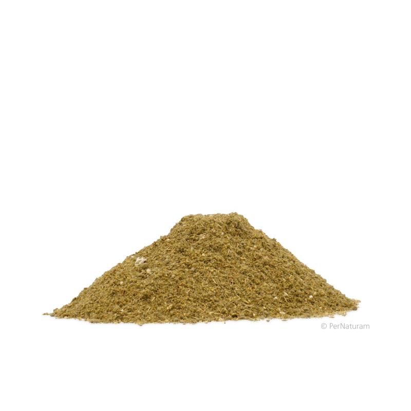 Haufen braunes Pulver auf weißem Hintergrund. Kleiner Haufen, körnig.
