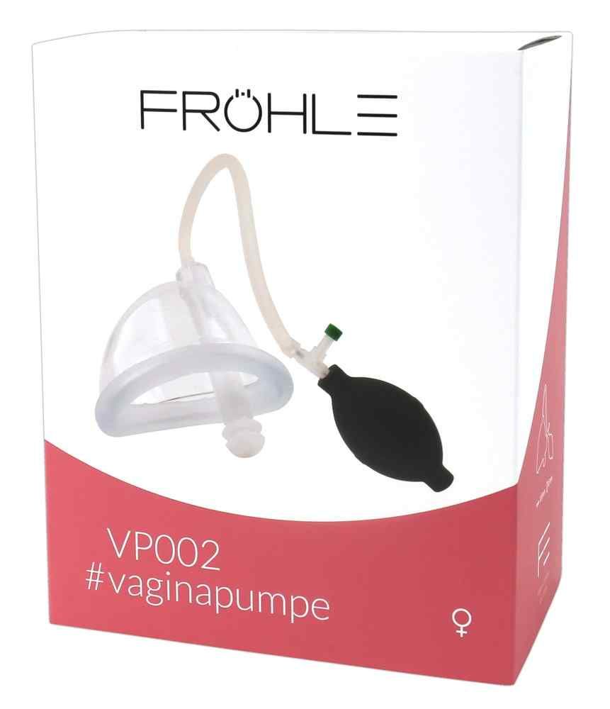 Verpackung mit Produkt. Aufschrift: FRÖHLE, VP002 #vaginapumpe. Produkt: transparente Glocke, Schlauch, schwarzer Ball.
