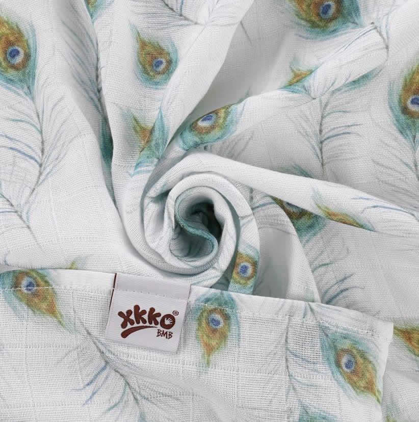 Detailansicht einer Bambus-Mullwindel mit Peacock Feathers Muster und xkko Label.