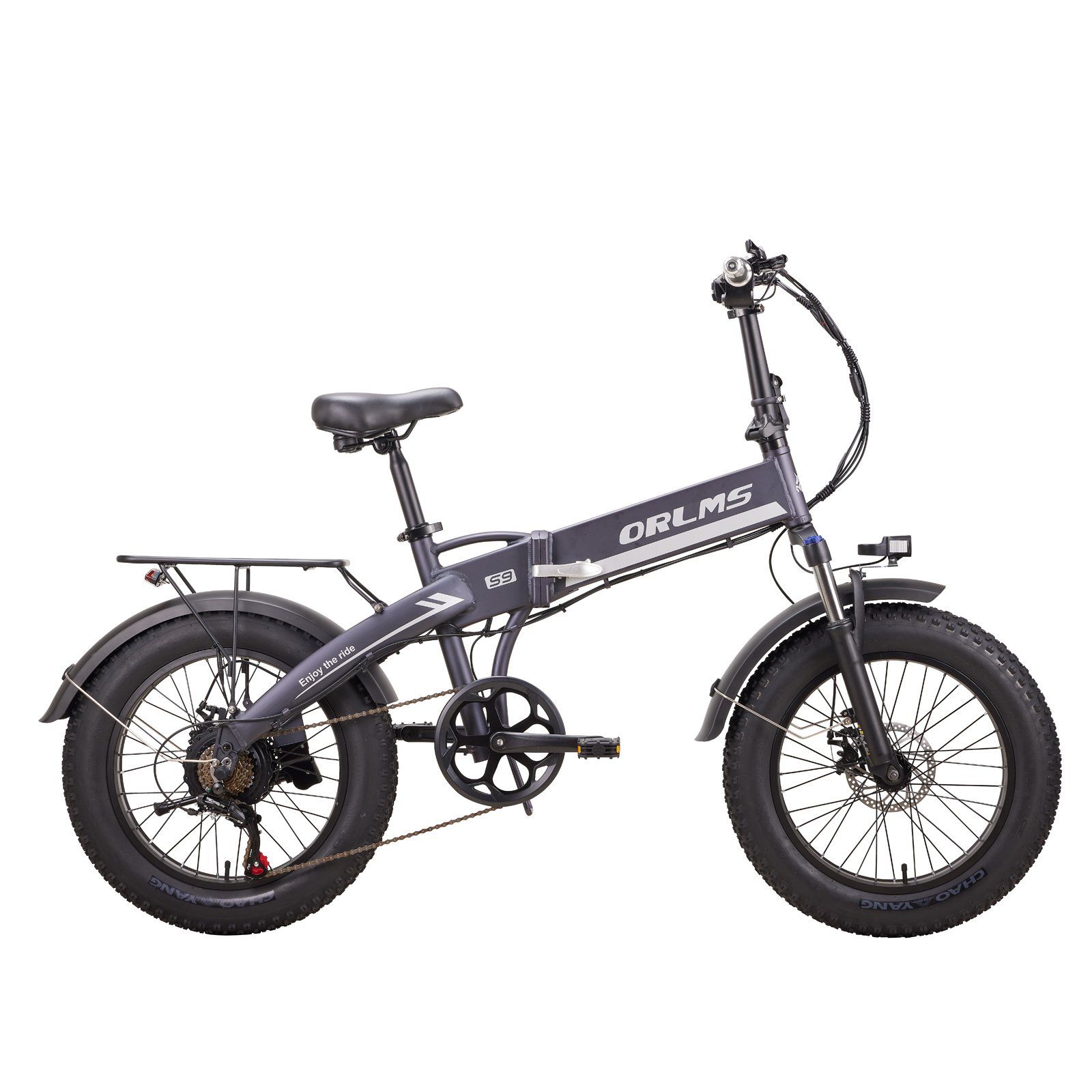 Zusammenklappbares E-Bike, grau, mit breiten Reifen. ORLMS-Logo auf dem Rahmen. Gepäckträger und Rücklicht.
