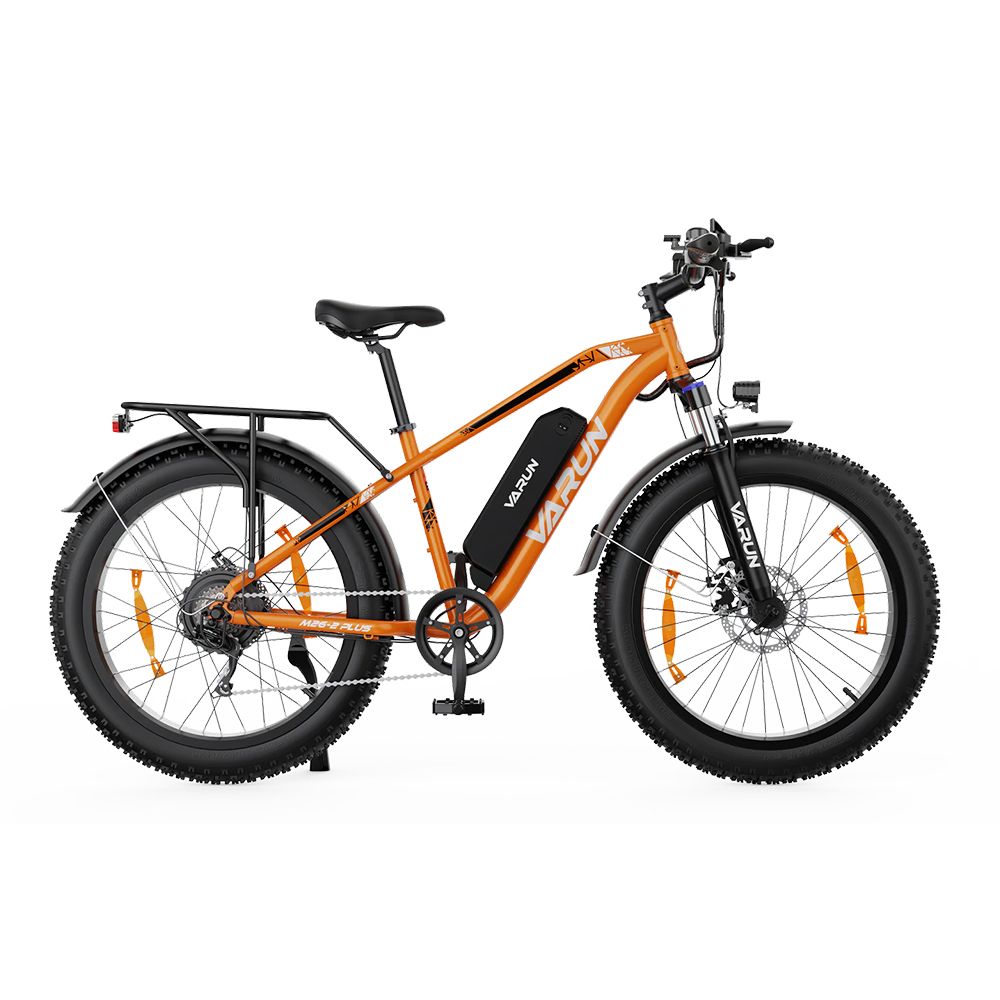 Orangefarbenes VARUN M26-2 Plus E-Mountainbike mit schwarzem Akku, Gepäckträger und breiten Reifen. Schwarzer Sattel.