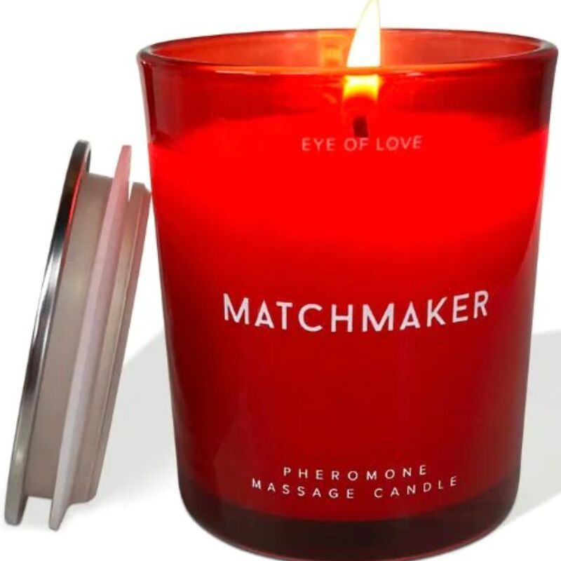 Rote Kerze im Glas mit Deckel. Aufschrift: MATCHMAKER, EYE OF LOVE, Pheromone Massage Candle. Deckel daneben.