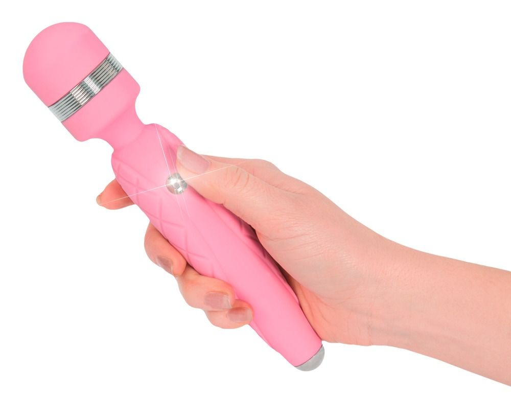 Hand hält einen rosa PILLOW TALK Cheeky Vibrationsstab. Ein Knopf ist sichtbar.