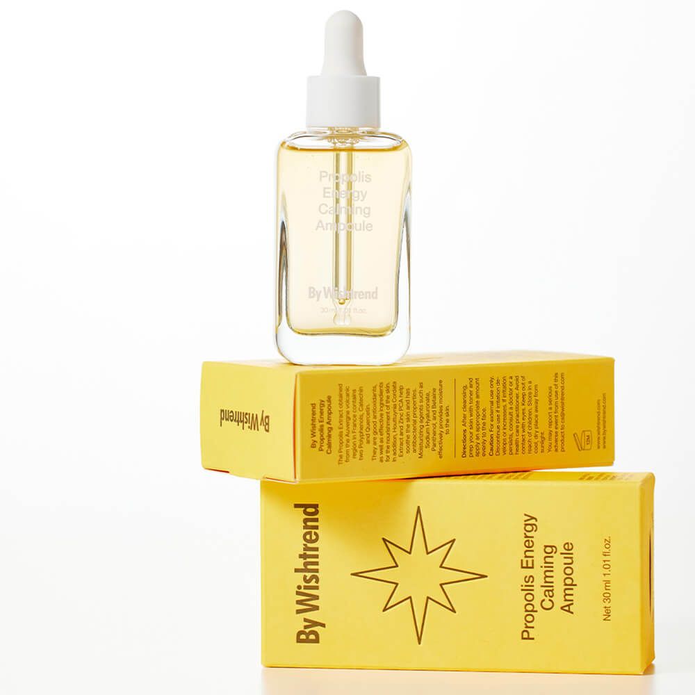 Glasflasche und zwei gelbe Schachteln. Aufschrift: Propolis Energy Calming Ampoule, By Wishtrend.