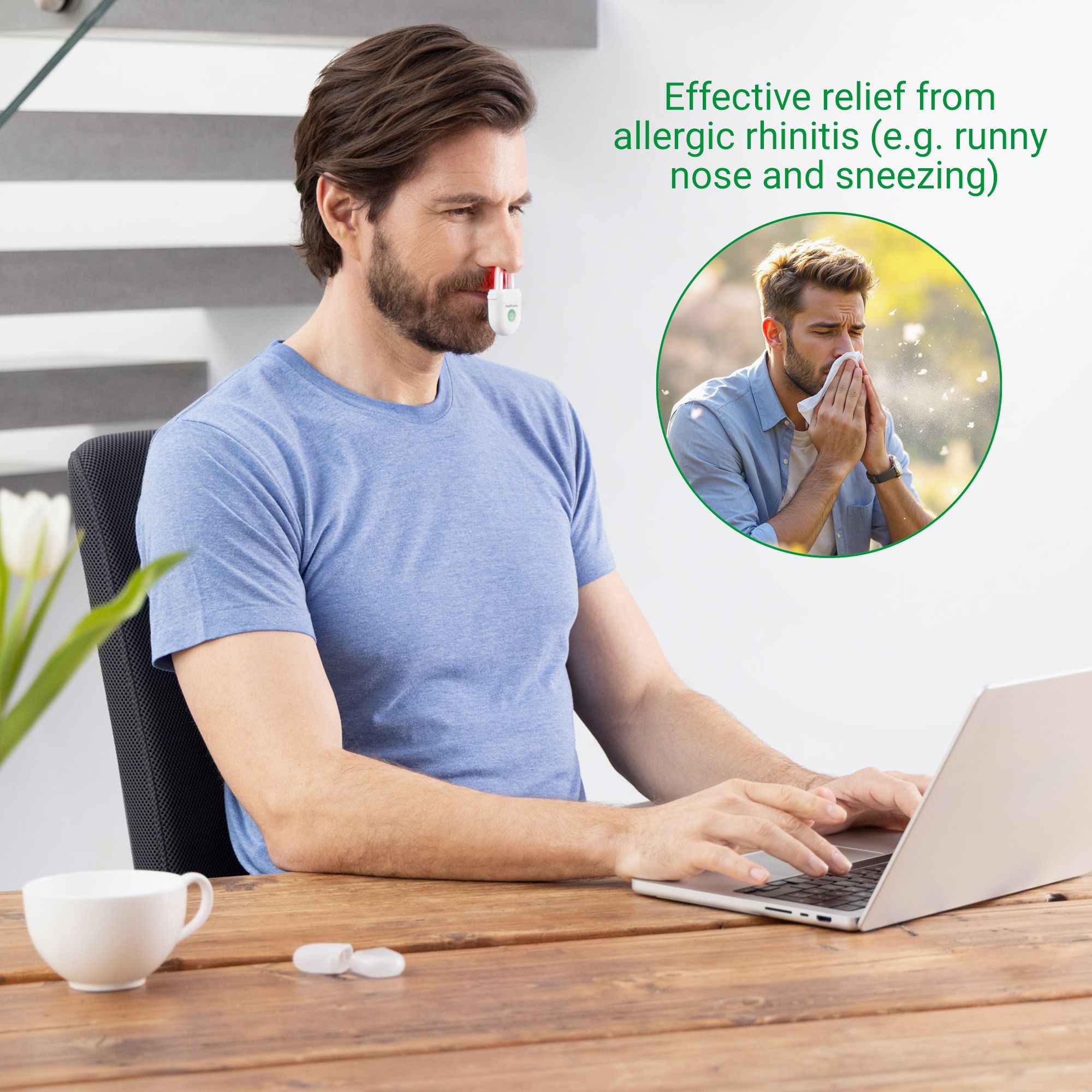 Mann am Laptop mit Gerät an der Nase. Kleines Bild: Mann niest. Zwei Tabletten auf dem Tisch.
