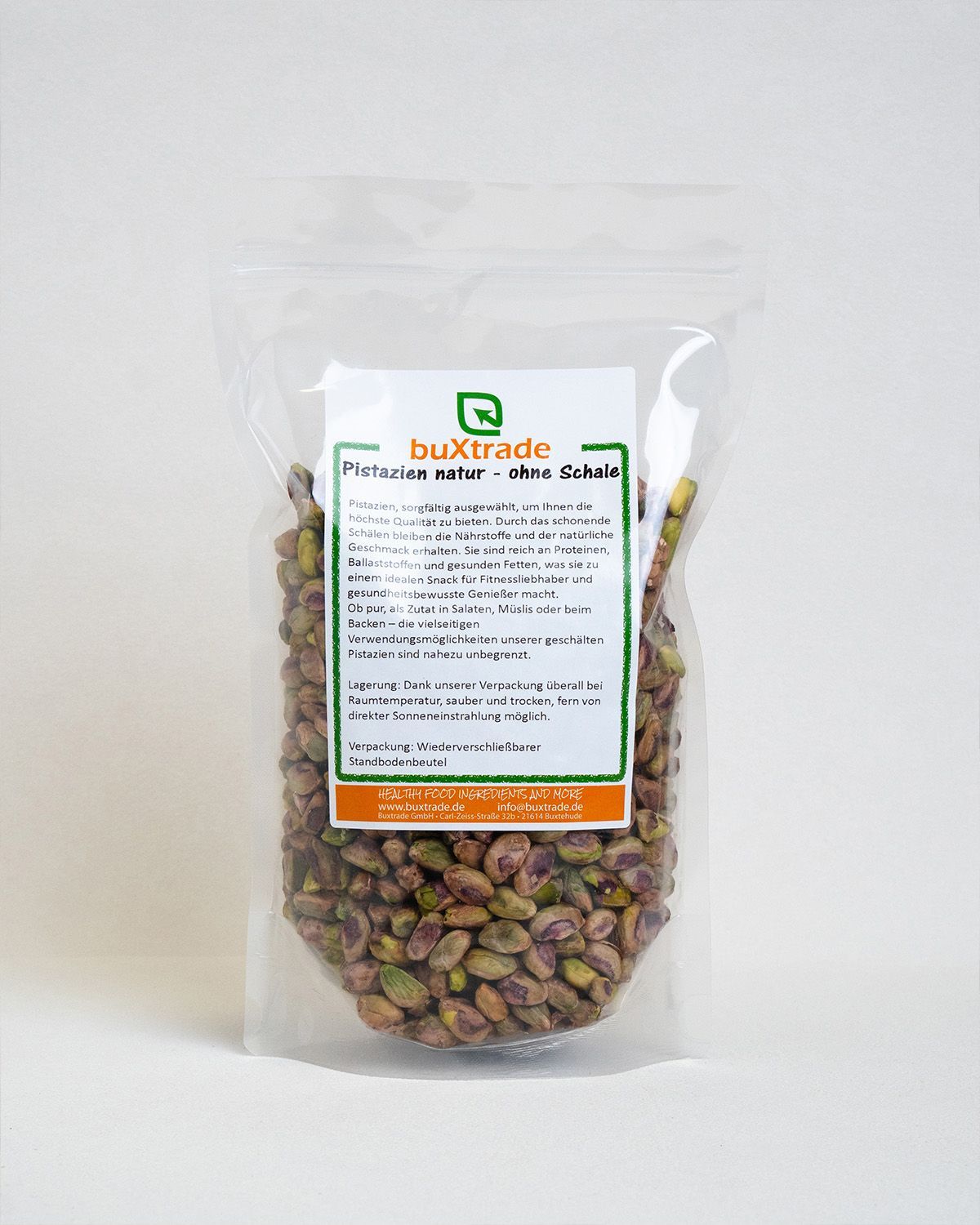Transparente Verpackung mit Pistazienkernen. Etikett mit Produktname 'buXtrade Pistazienkerne Natur ohne Schale'.