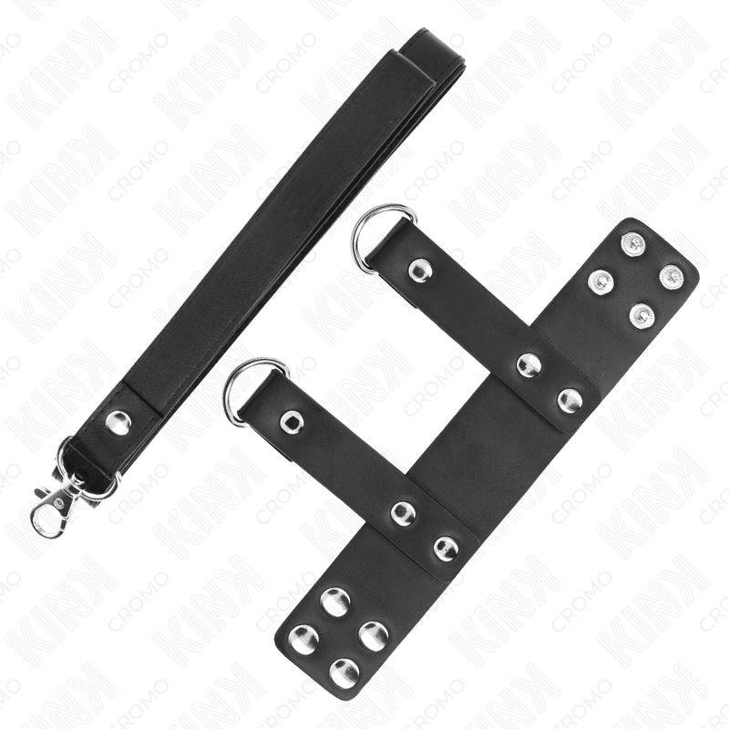 Schwarzes Lederband mit Metallverschluss und zwei Lederteilen mit Metallringen und Nieten.