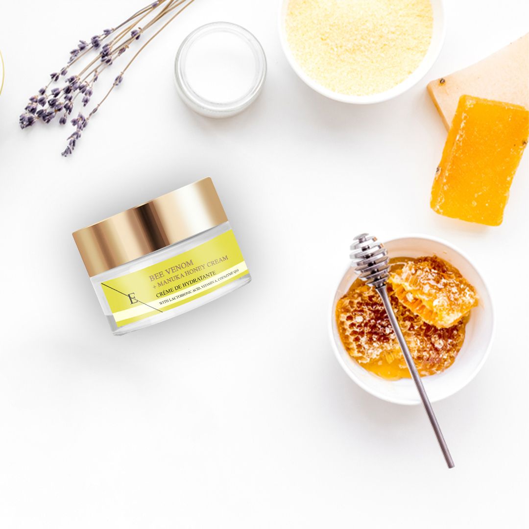 Creme-Glas mit goldfarbenem Deckel und gelbem Etikett. Text: Bienengift + Manuka Honig Creme. Mit Lactobionsäure, Vitamin A, Coenzym Q10.