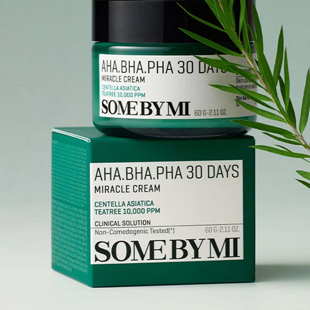 Ein grüner Tiegel SOMEBYMI AHA-BHA-PHA 30 Tage Miracle Cream mit schwarzem Deckel, isoliert auf weißem Hintergrund.