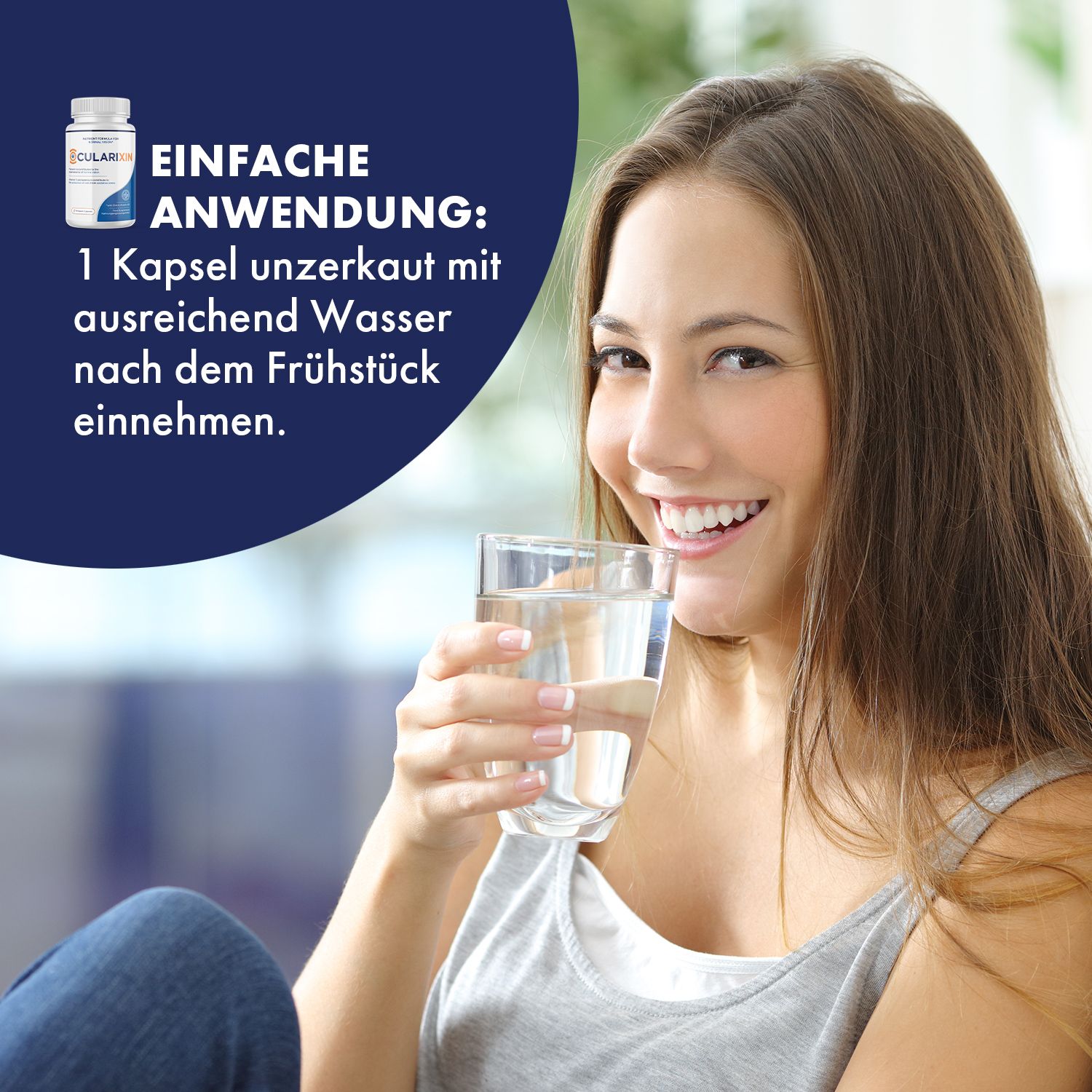 Frau trinkt Wasser neben einer Flasche Ocularixin Kapseln. Einfache Anwendung.
