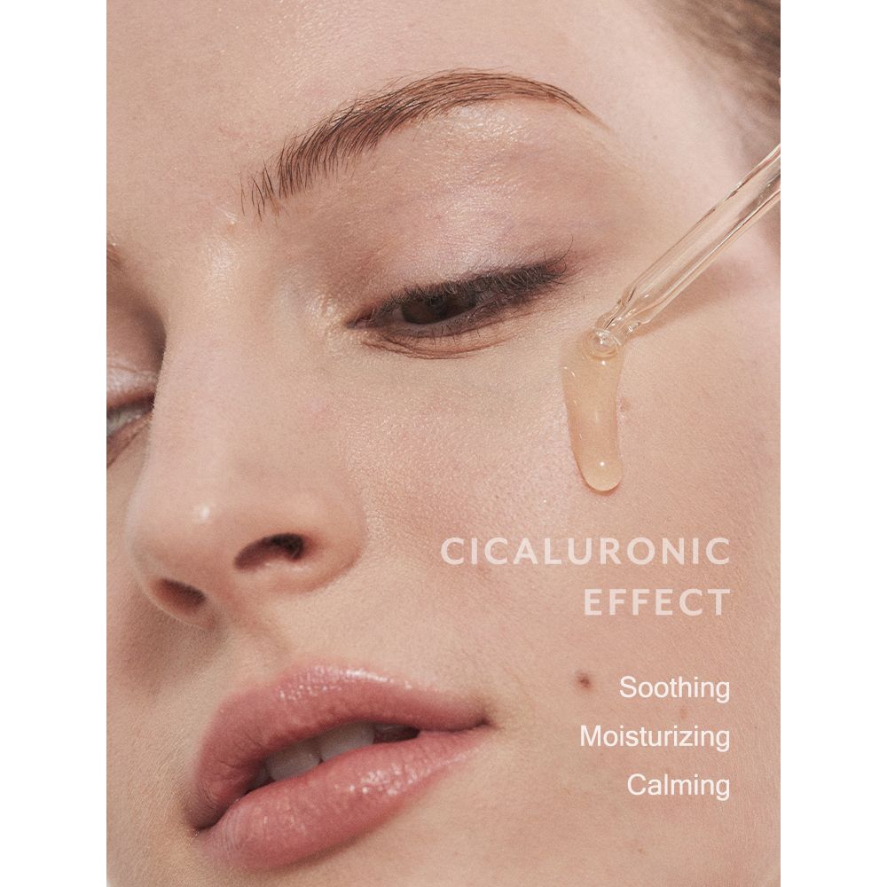 Gesicht mit Serum. Aufschrift: Cicaluronic Effect. Eigenschaften: beruhigend, feuchtigkeitsspendend, beruhigend.