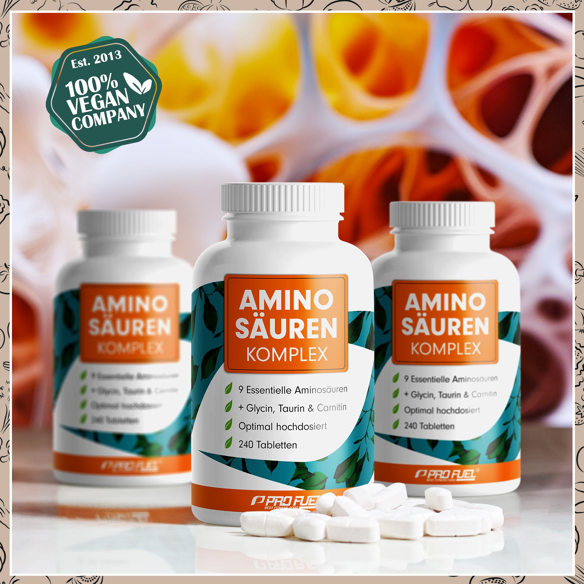 Drei weiße Flaschen mit Kapseln. Aufschrift: Aminosäuren Komplex. 9 essentielle Aminosäuren, Glycin, Taurin & Carnitin, 240 Tabletten. 100% Vegan Company.