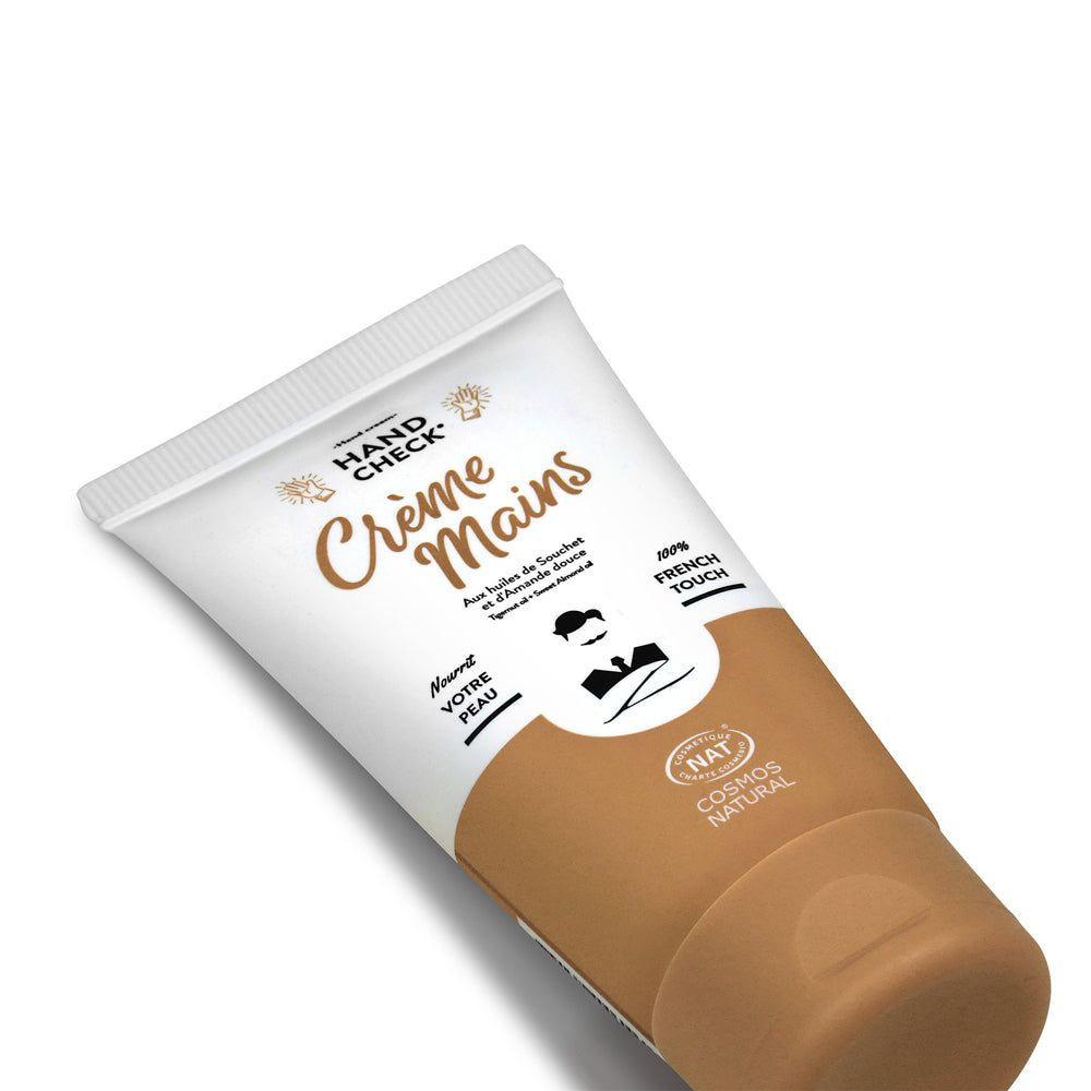 Handcreme-Tube. Weiß-braune Tube. Text: Crème Mains. Illustration. NAT COSMOS NATURAL-Zertifizierung.