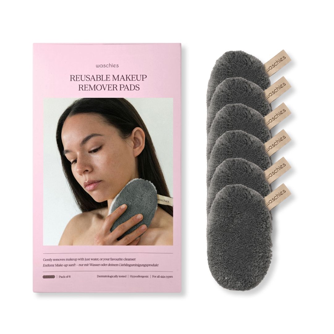 Rosa Verpackung mit Abschminkpads. Links Frau mit Pad am Hals. Rechts sieben graue Pads mit Etiketten.