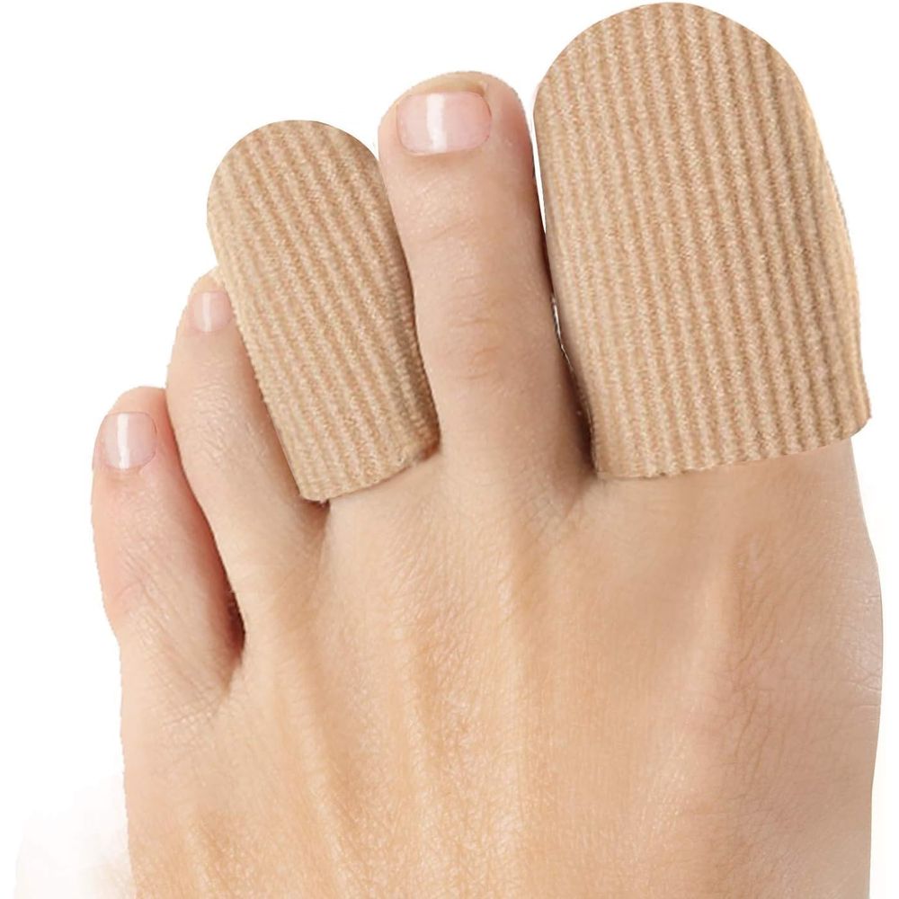 Zwei beige Zehenschützer aus Stoff mit gerippter Textur, auf Zehen aufgesetzt.