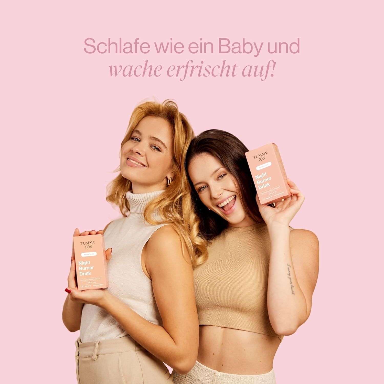 Zwei Frauen halten rosa Schachteln mit "Tummy Tox Night Burner Drink". Sie lächeln.
