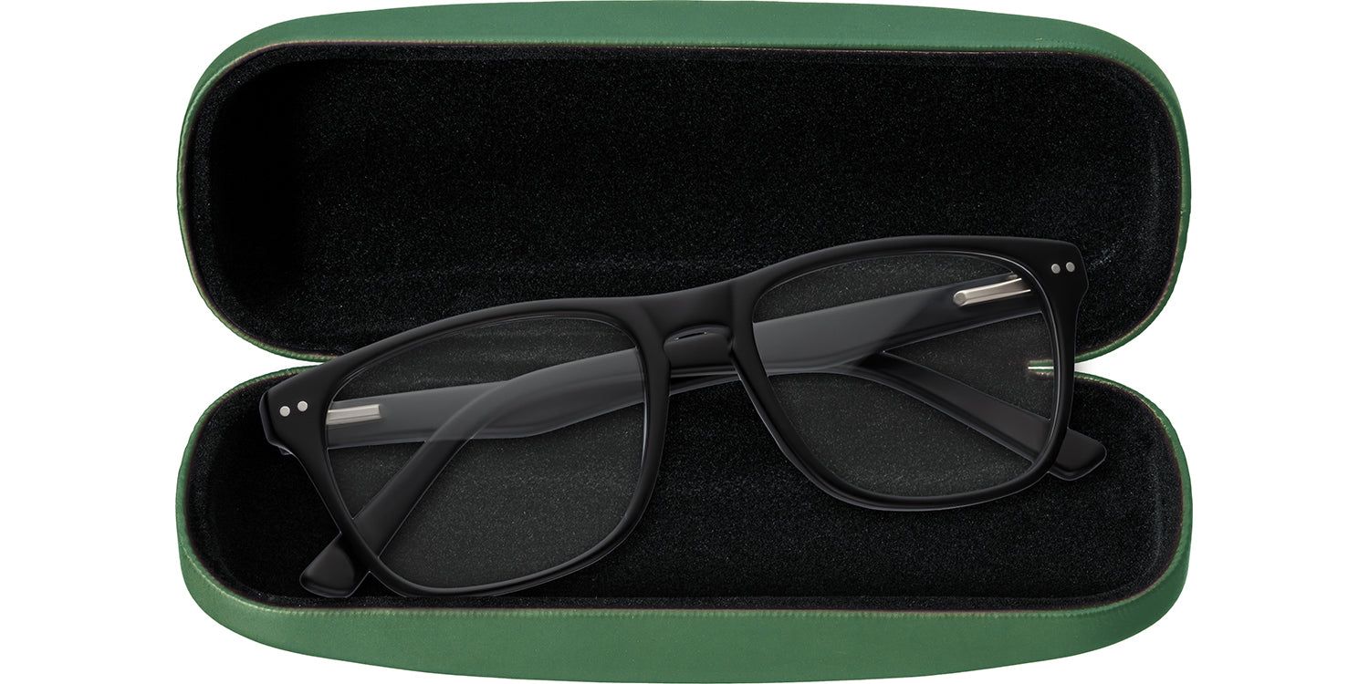 Grünes Hartschalenetui, geöffnet. Schwarze Brille im Inneren. Schwarzer Rahmen, klare Gläser.