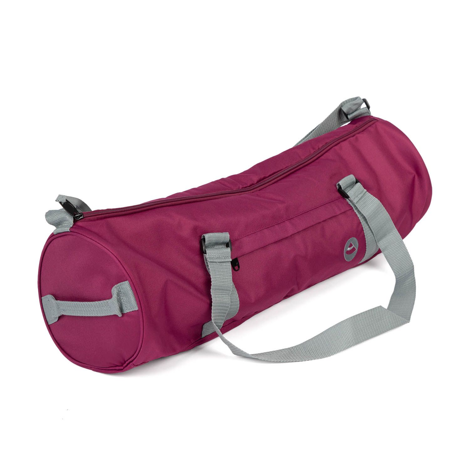 Bordeauxfarbene Yogamatten Tasche mit grauen Tragegurten. Zylindrische Form mit Reißverschluss und Griffen.