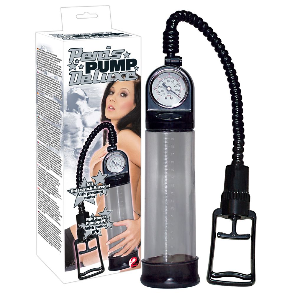 Penis Pumpe Deluxe mit Verpackung. Transparenter Zylinder, schwarze Pumpe mit Manometer, schwarzer Griff. Verpackung mit Frau.