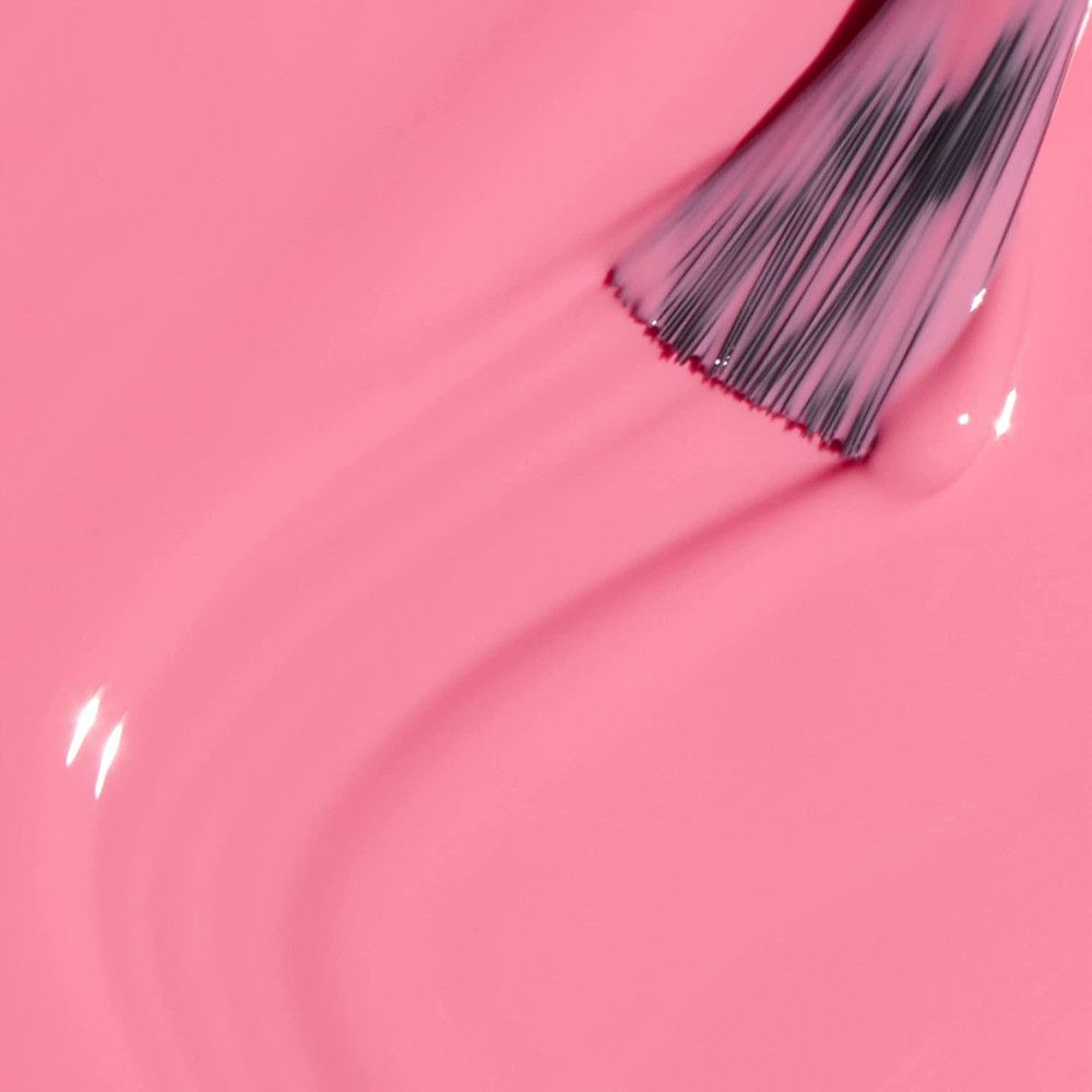 Pinsel mit rosa Nagellack. Der Pinselstrich erzeugt eine glatte, wellenförmige Oberfläche. Der Lack ist glänzend.