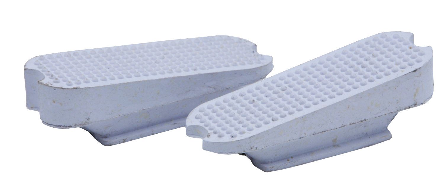 Zwei weiße Steigbügeleinlagen mit geriffelter Oberfläche und abgeschrägter Form.