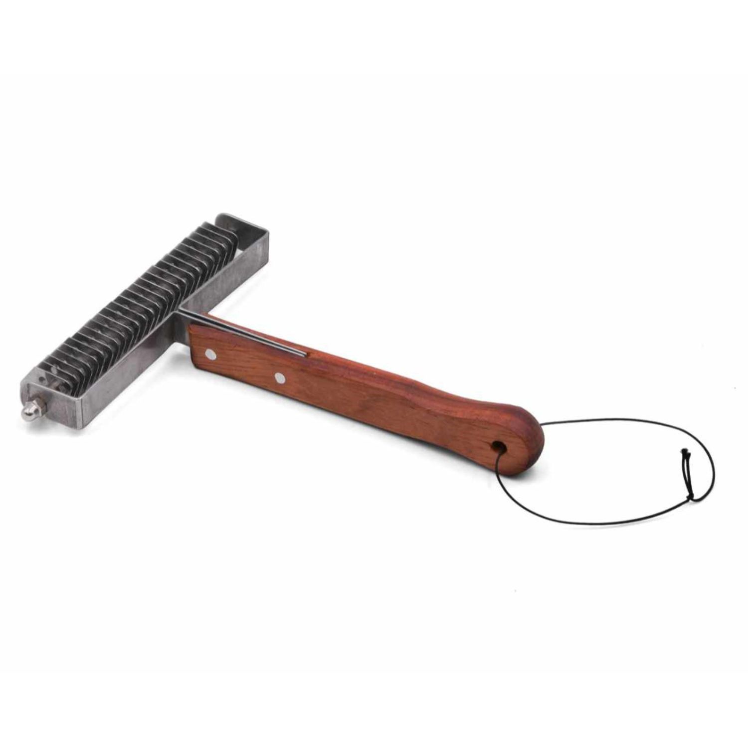 Metallstriegel mit Holzgriff und Aufhängeschlaufe. Rechteckiger Kopf mit Metallzähnen.