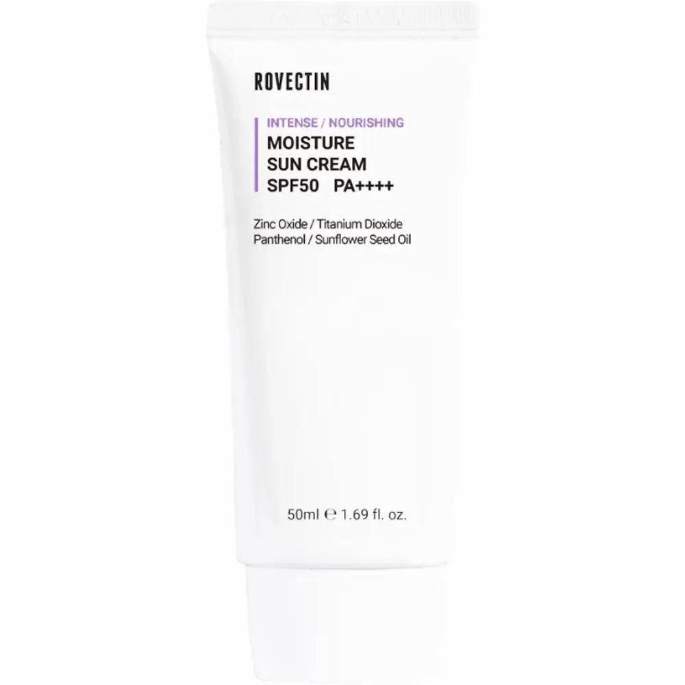 Weiße Tube mit lila Schriftzug. Produktname, SPF50+ PA++++ und Inhaltsstoffe sind sichtbar.