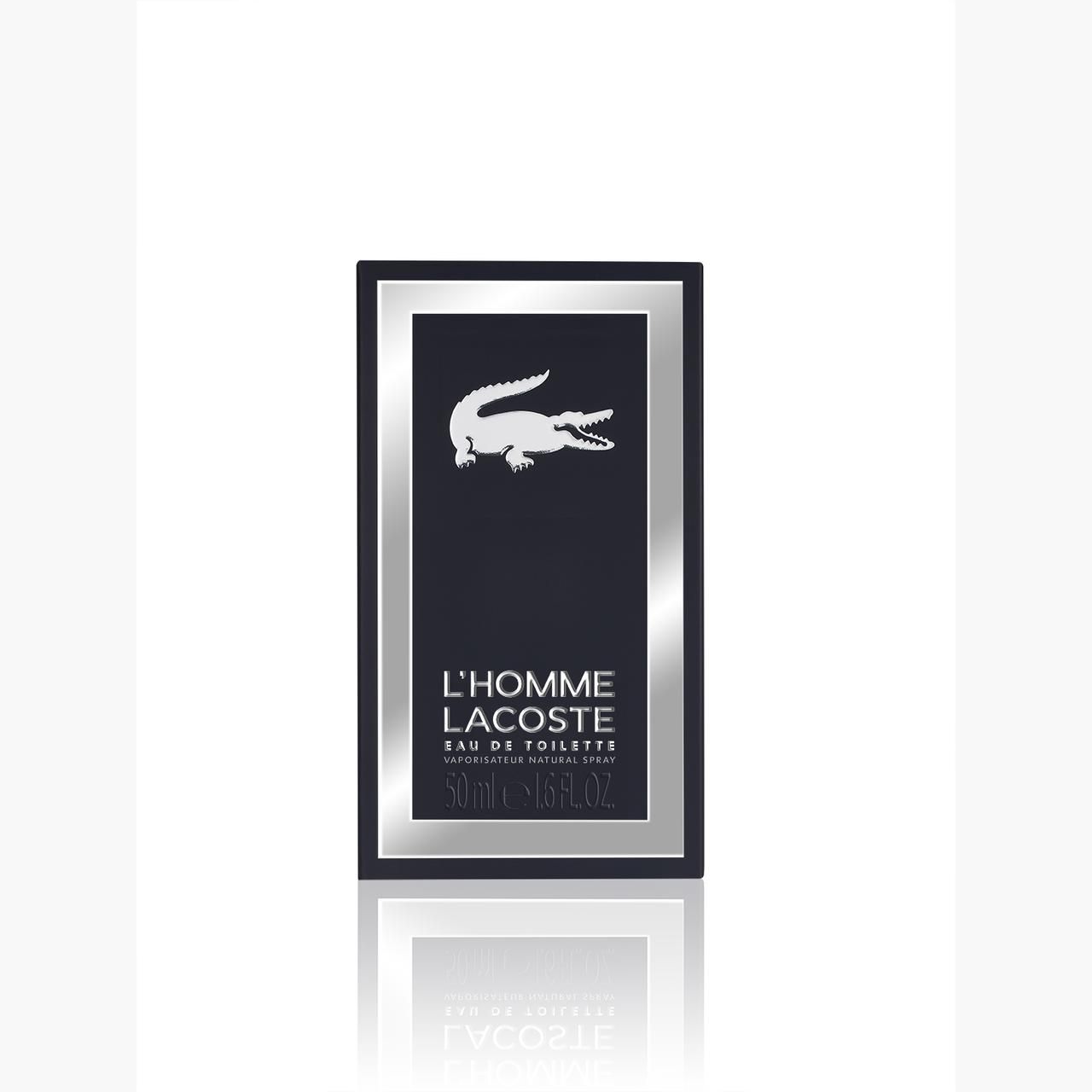 Dunkelblaue Verpackung von L'Homme Lacoste. Silberner Rahmen, weißes Krokodil-Logo. Schriftzug L'Homme Lacoste Eau de Toilette.