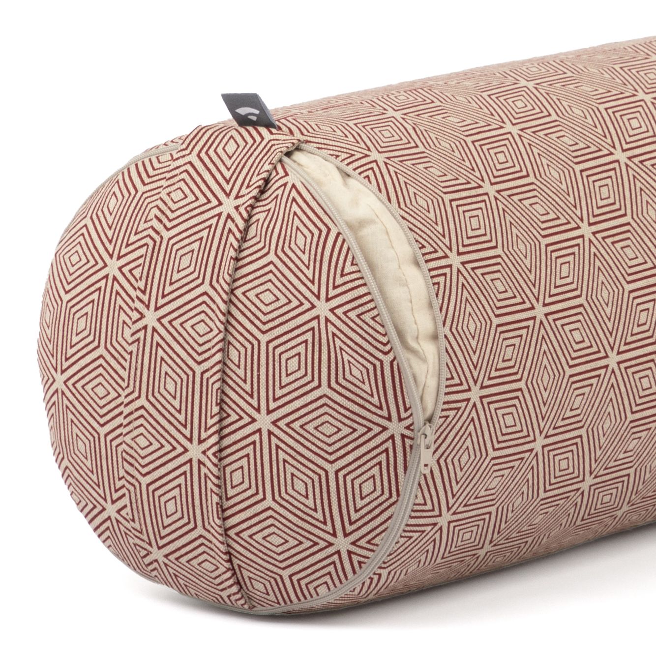 Zylinderförmiges Yoga-Bolster mit geometrischem Muster. Reißverschluss an der Seite. Stoff mit rotem Diamantmuster auf beigem Grund.