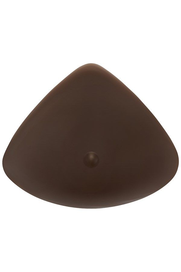 Dreieckige Brustprothese in Ebony-Farbe. Mit einer kleinen, runden Erhebung. Glatte Oberfläche.