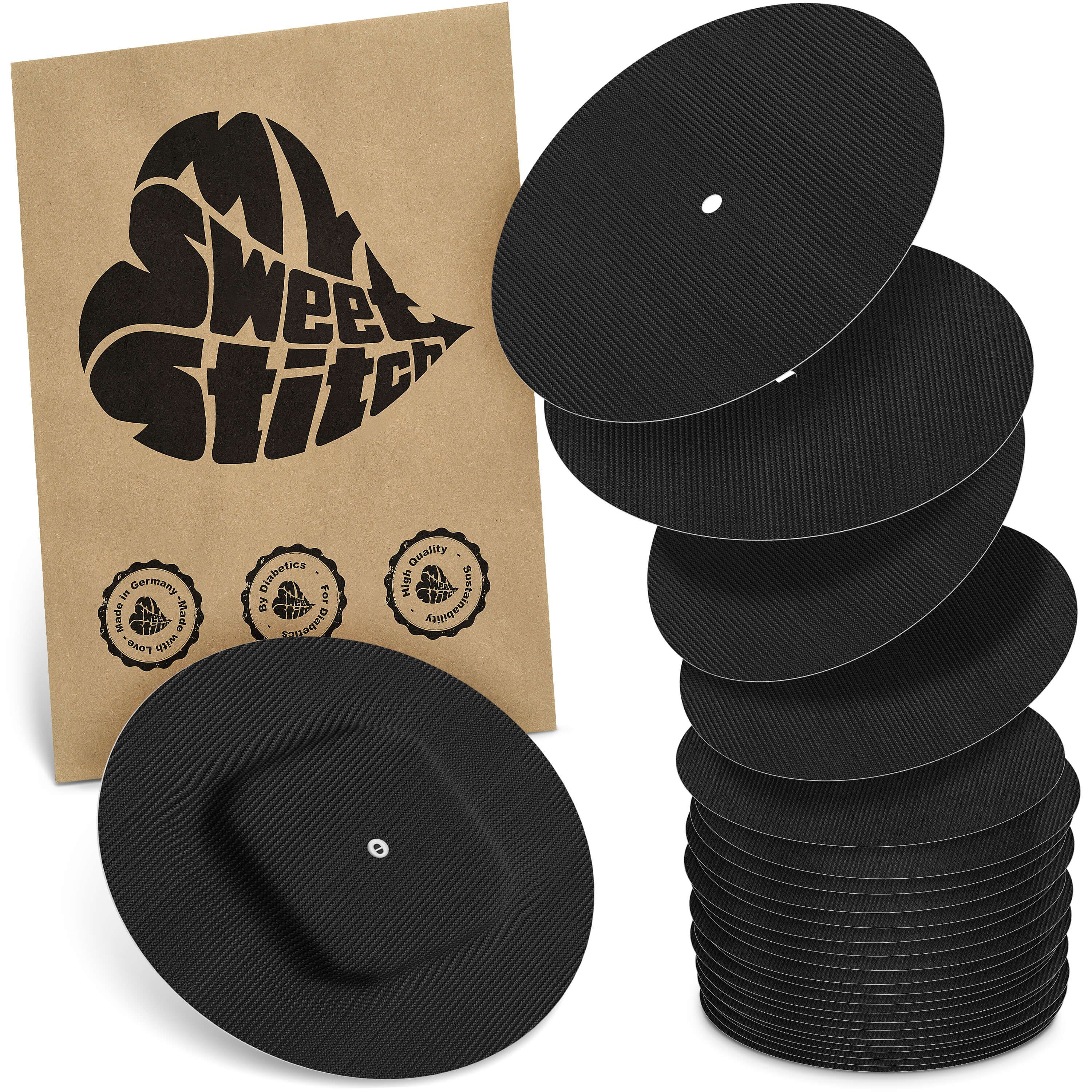 Schwarze, runde Simplera Overpatch. Verpackung mit Logo. Mehrere Patches gestapelt. Siegel mit Text.