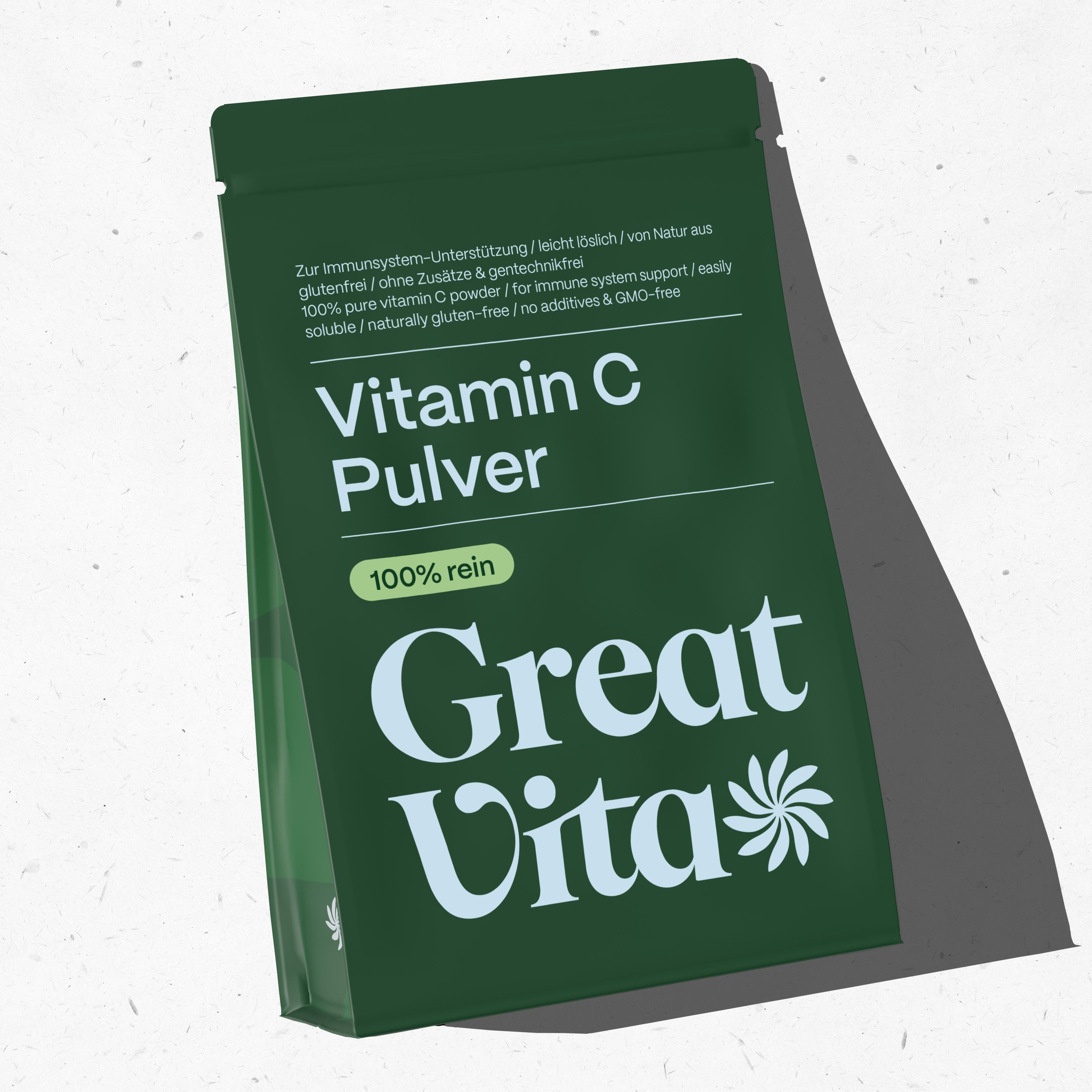 Grüner Beutel mit Great Vita Vitamin C Pulver. Beschriftung: "100% rein", "Vitamin C Pulver", "Great Vita".