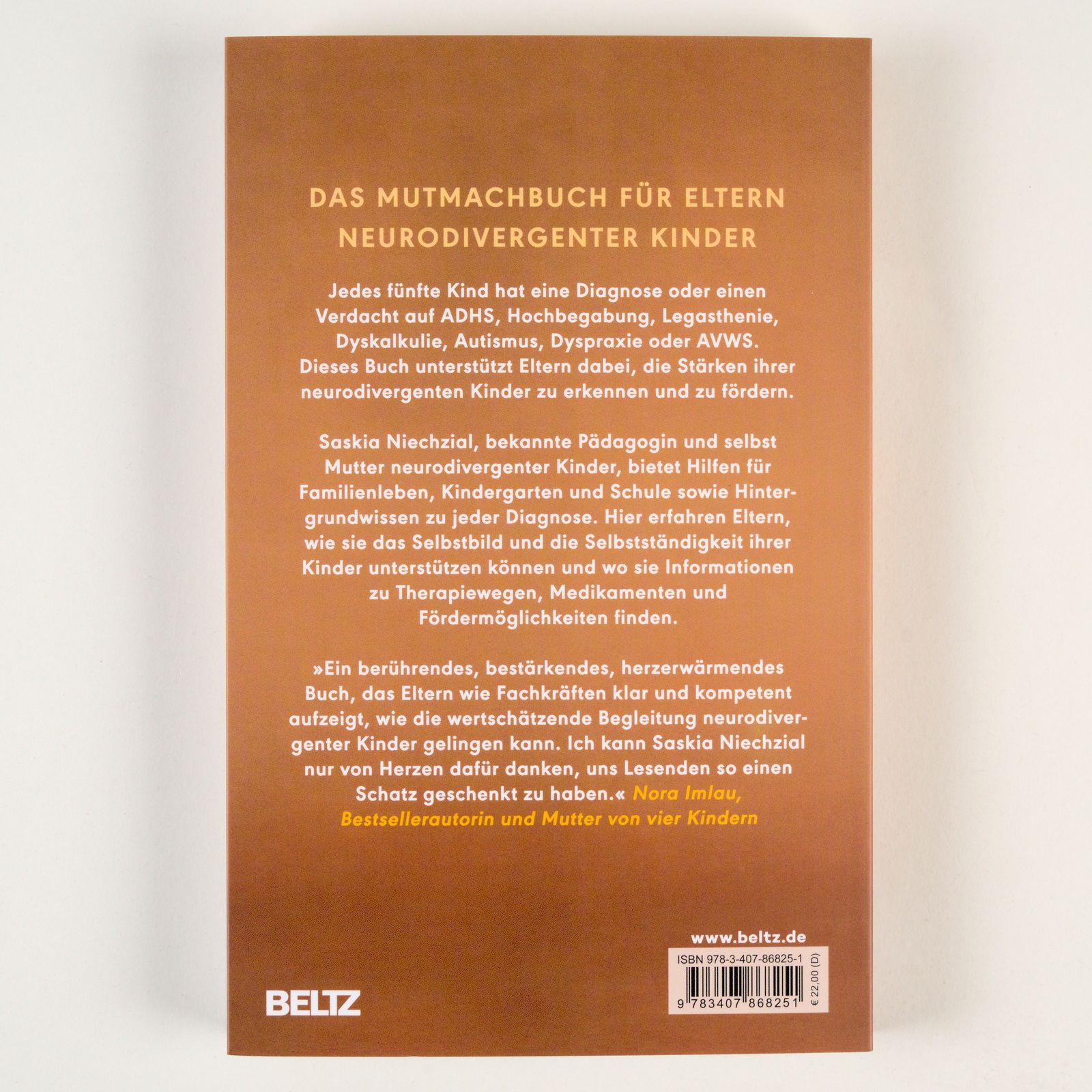 Buchrücken. Titel: Ein Kopf voll Gold. Autorin: Saskia Niechzial. Kind mit Krone. Spiegel Bestseller-Siegel.