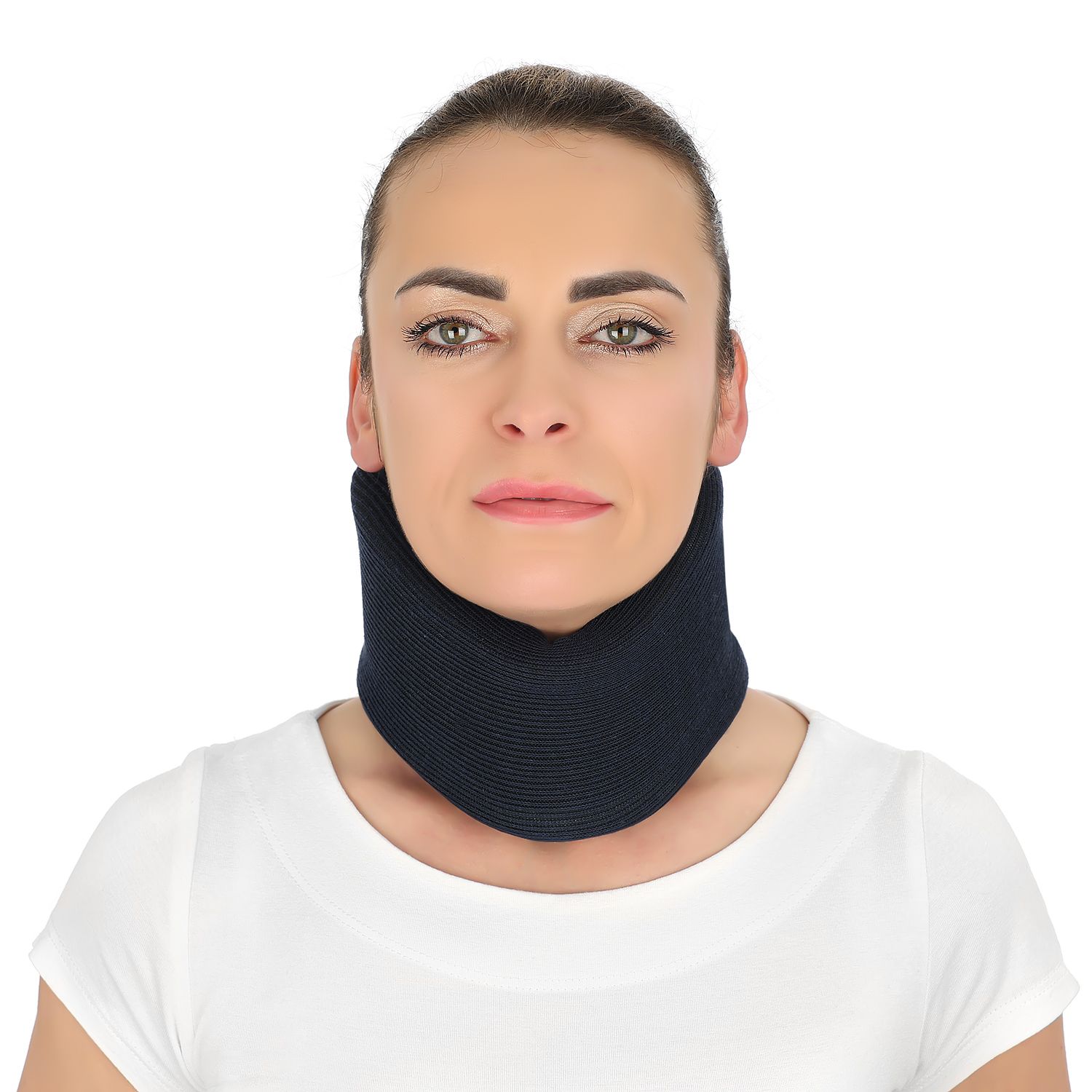 Dunkelblaue Nackenstütze am Hals einer Frau. Frontale Ansicht.