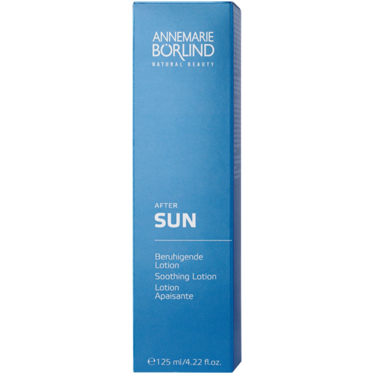 Blaue Verpackung. Aufschrift: AFTER SUN, Beruhigende Lotion. Text in Deutsch, Englisch und Französisch. Weißer Hintergrund.