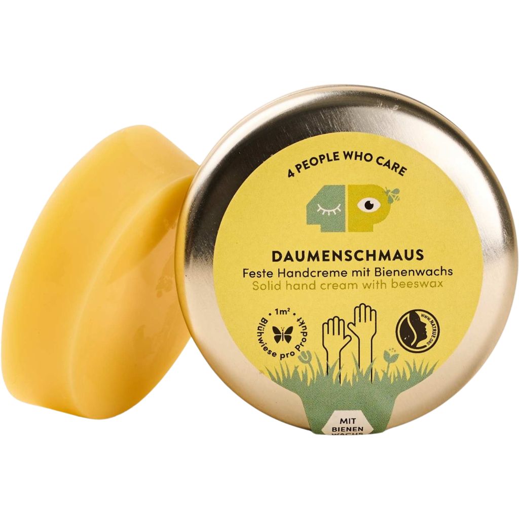 Gelbe, feste Handcreme neben einer Dose. Dose mit gelbem Etikett, Text: DAUMENSCHMAUS, Feste Handcreme mit Bienenwachs, 4 PEOPLE WHO CARE.