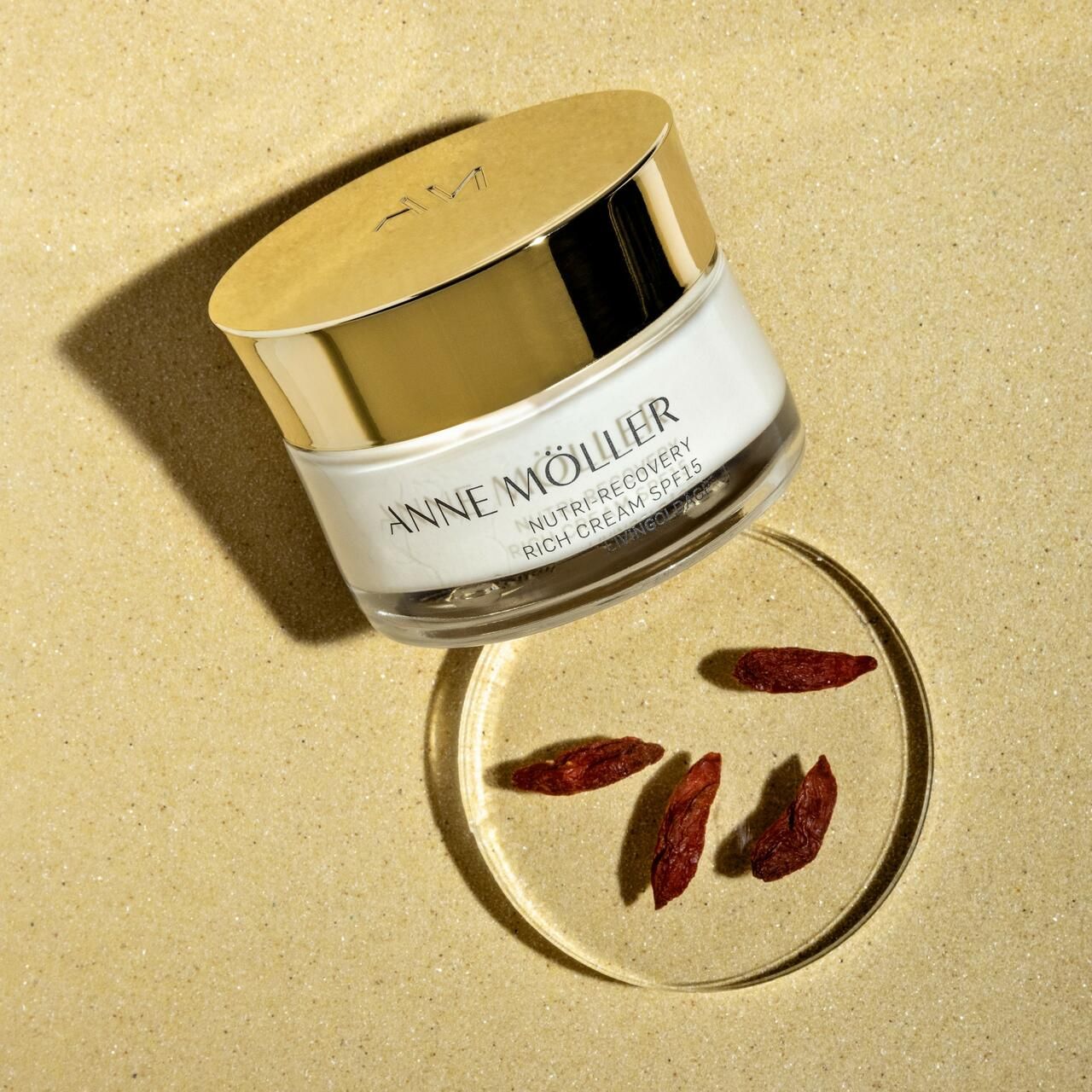 Creme-Glas mit Goji-Beeren. Aufschrift: ANNE MÖLLER, Nutri-Recovery Rich Cream SPF15, Livingoldâge.
