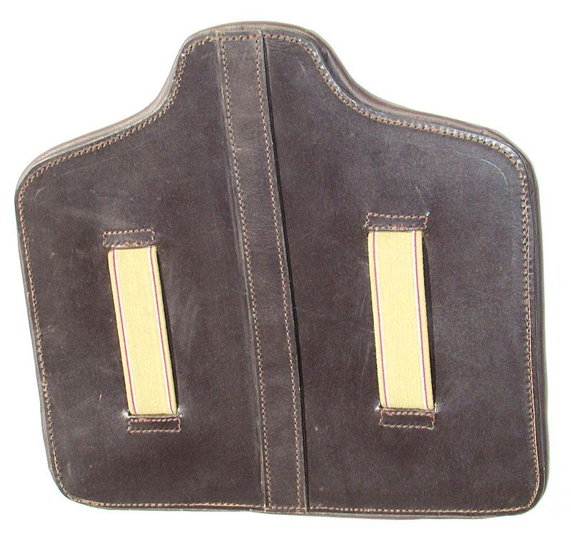 Brauner Leder-Bauch- und Springschutz. Zwei gelbe Gurte mit roten Streifen.