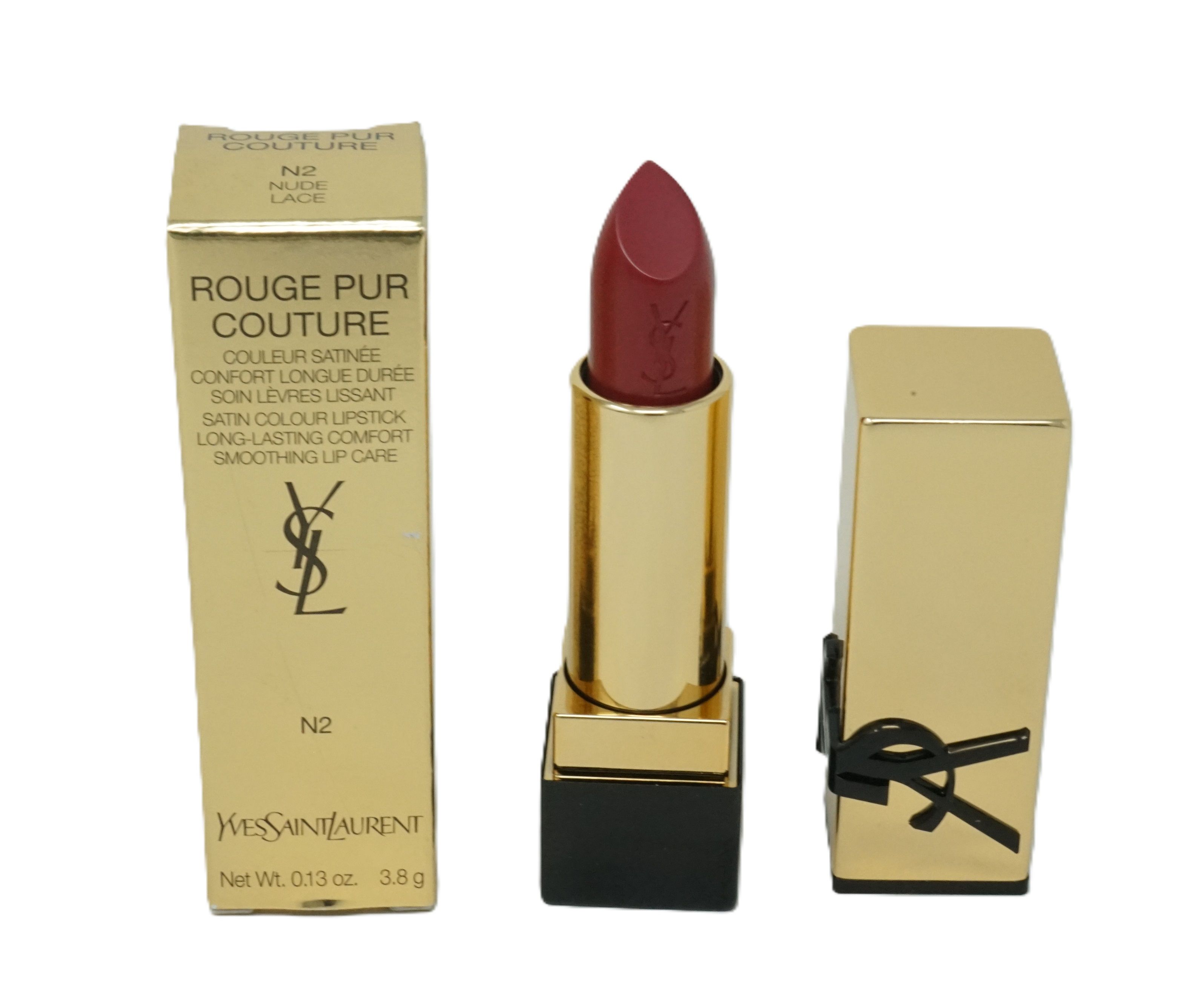 Goldene Lippenstiftverpackung und Lippenstift. Geöffneter Lippenstift mit roter Spitze. Verpackung mit Text: Rouge Pur Couture, N2 Nude Lace.