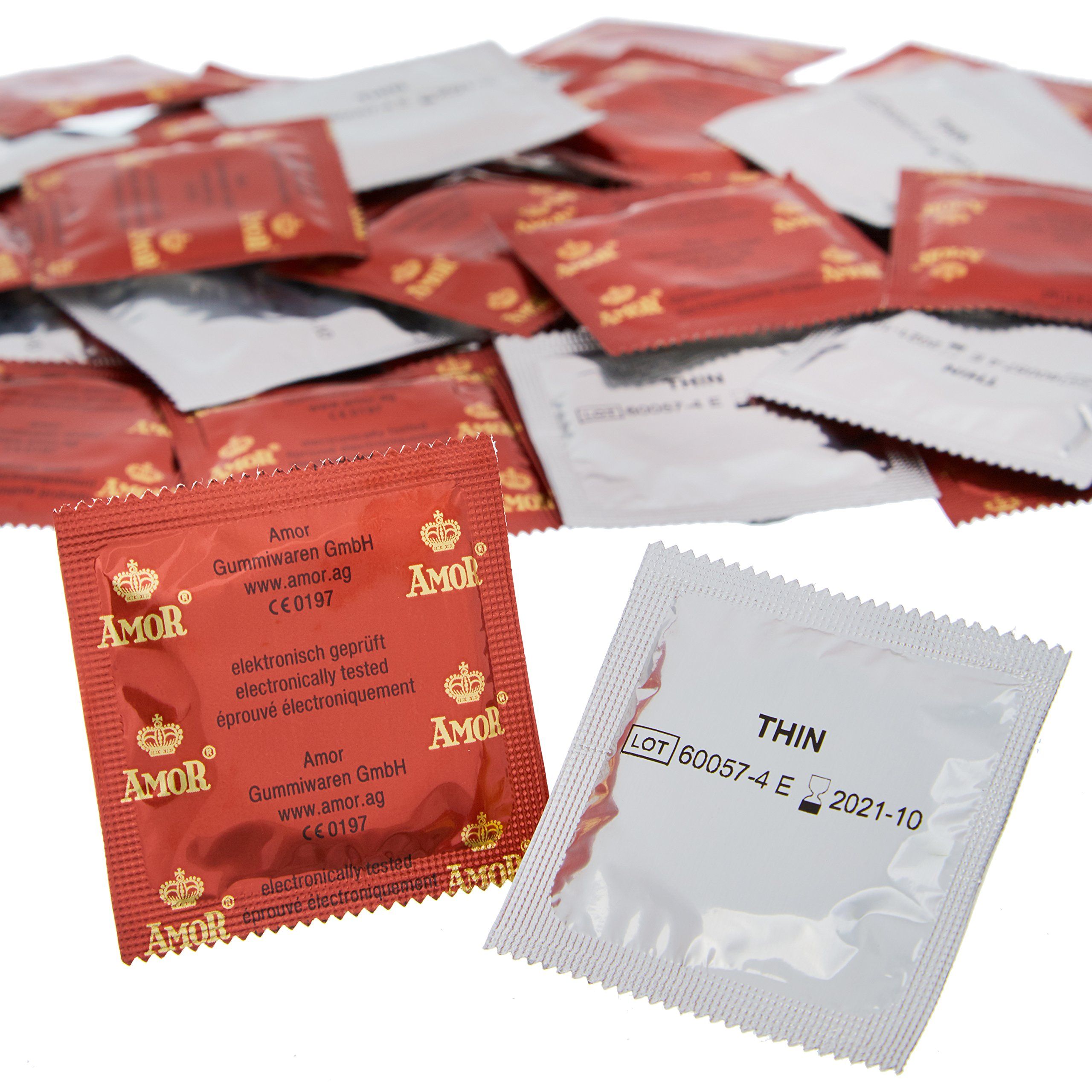 Einzeln verpackte Amor Thin Kondome, eine rote und eine weiße Packung sichtbar.