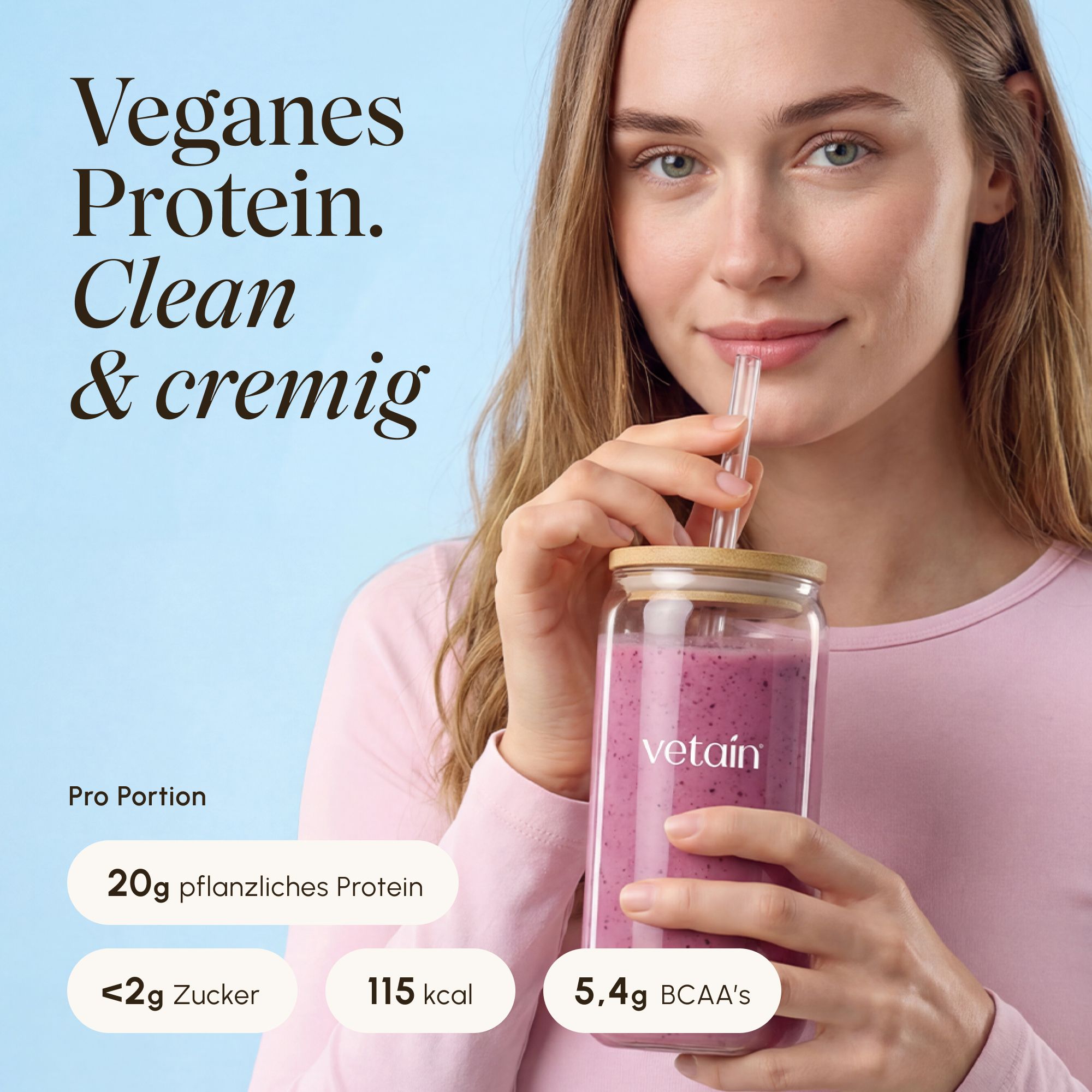 Frau trinkt VETAIN Vegan Protein Shake mit 20g Protein.