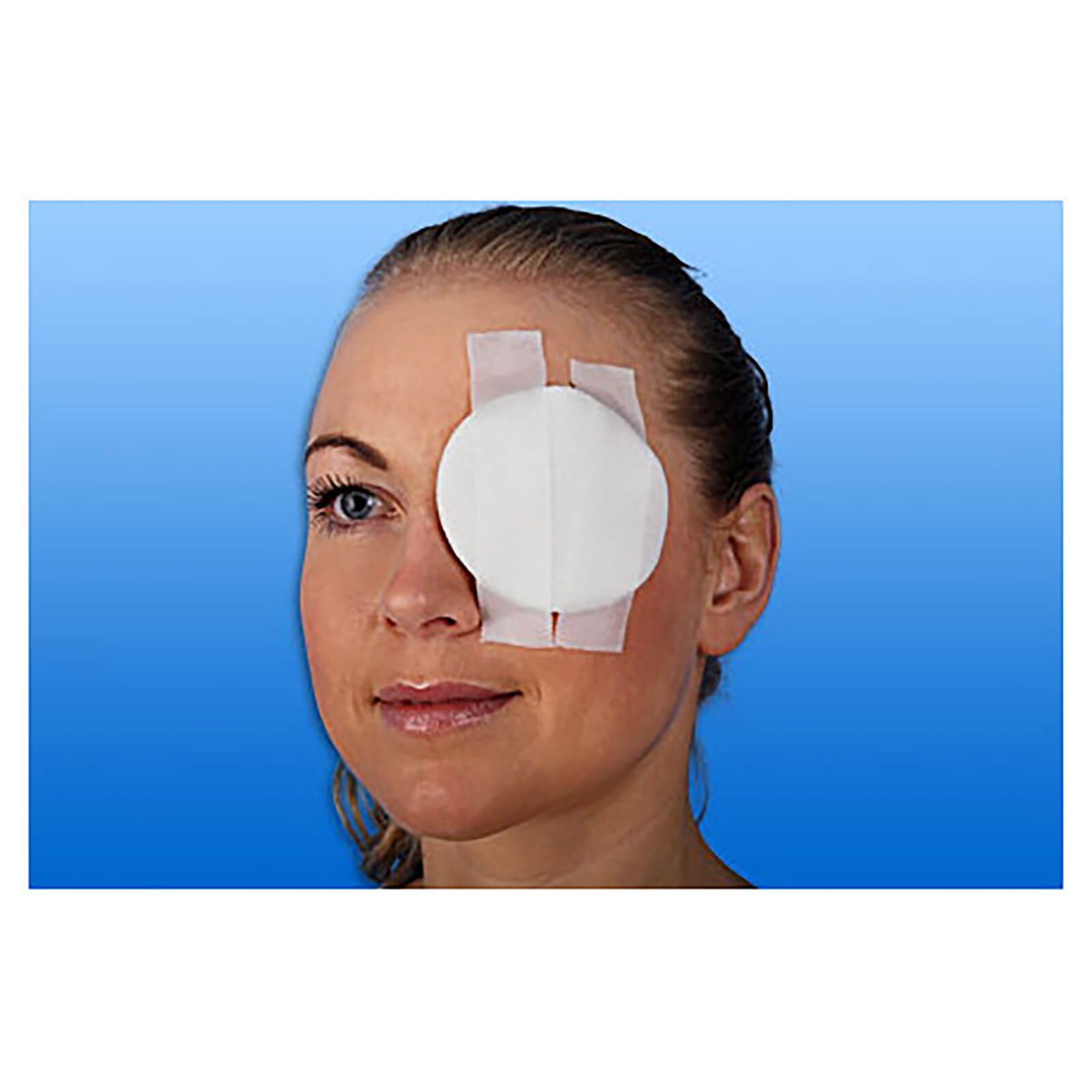 Eine Frau mit einer Augenkompresse auf dem Auge. Die Kompresse wird mit Klebeband fixiert.