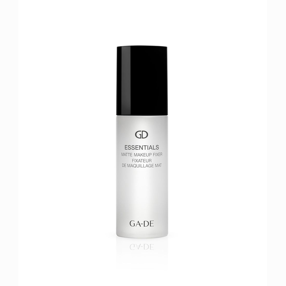 Zylindrische Flasche mit schwarzem Deckel. Aufschrift: GD Essentials Matte Makeup Fixer. Marke: GA-DE.