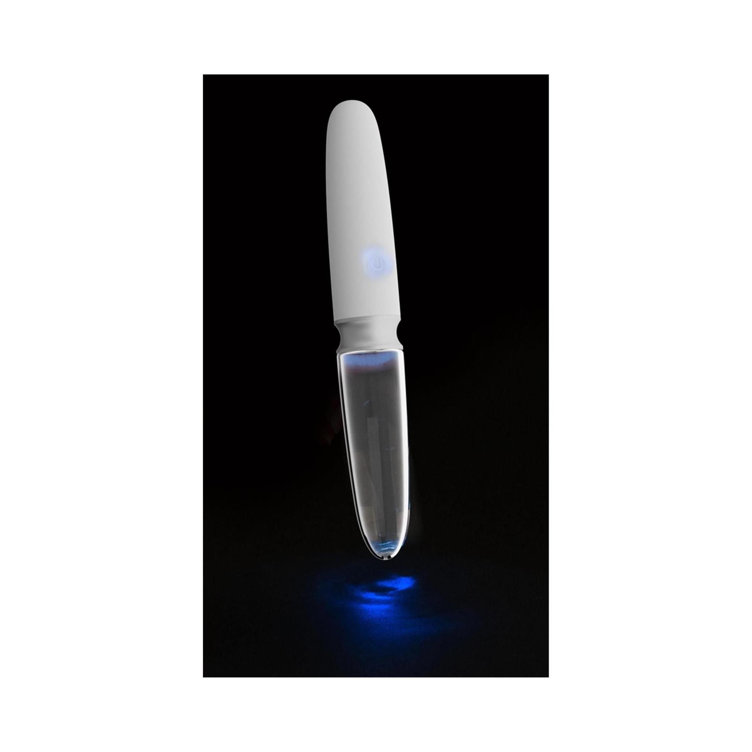 Weißer, länglicher Vibrator mit transparentem, konischem Ende. Silberfarbener Ring in der Mitte. Ein/Aus-Taste. Blaue Lichteffekte.