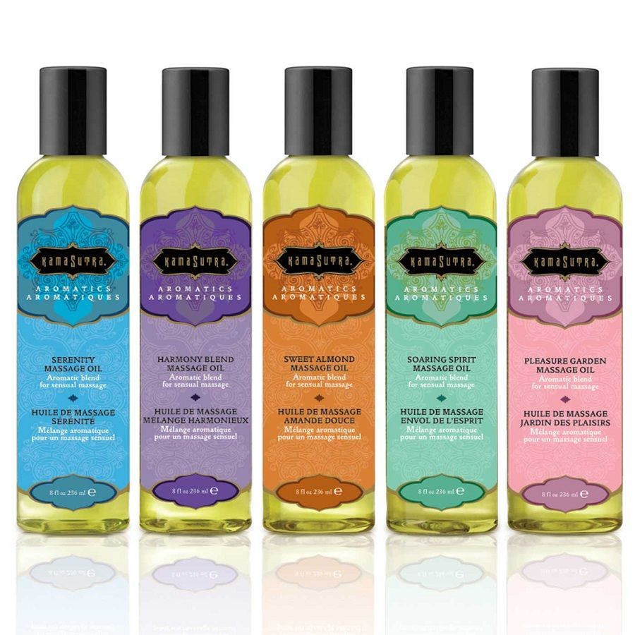 Fünf Massageöl-Flakons mit schwarzen Deckeln. Etiketten mit Produktnamen und Aromen. Kamasutra-Logo.