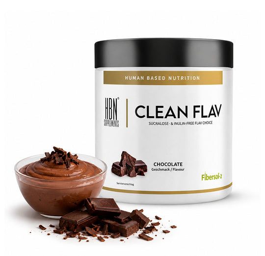 HBN Supplements Clean Flav Schokoladenpulver in einem Behälter mit Schüssel und Schokoladenstücken.