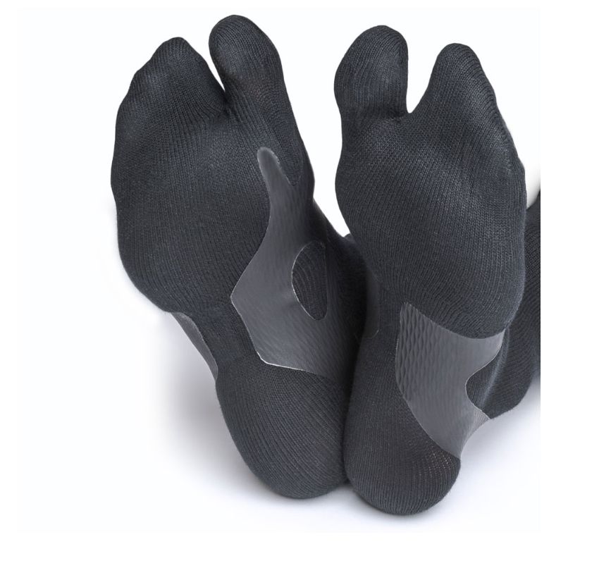 Schwarze Socken mit Zehen- und Fersenunterstützung. Transparente Verstärkungen an Ferse und Fußgewölbe.