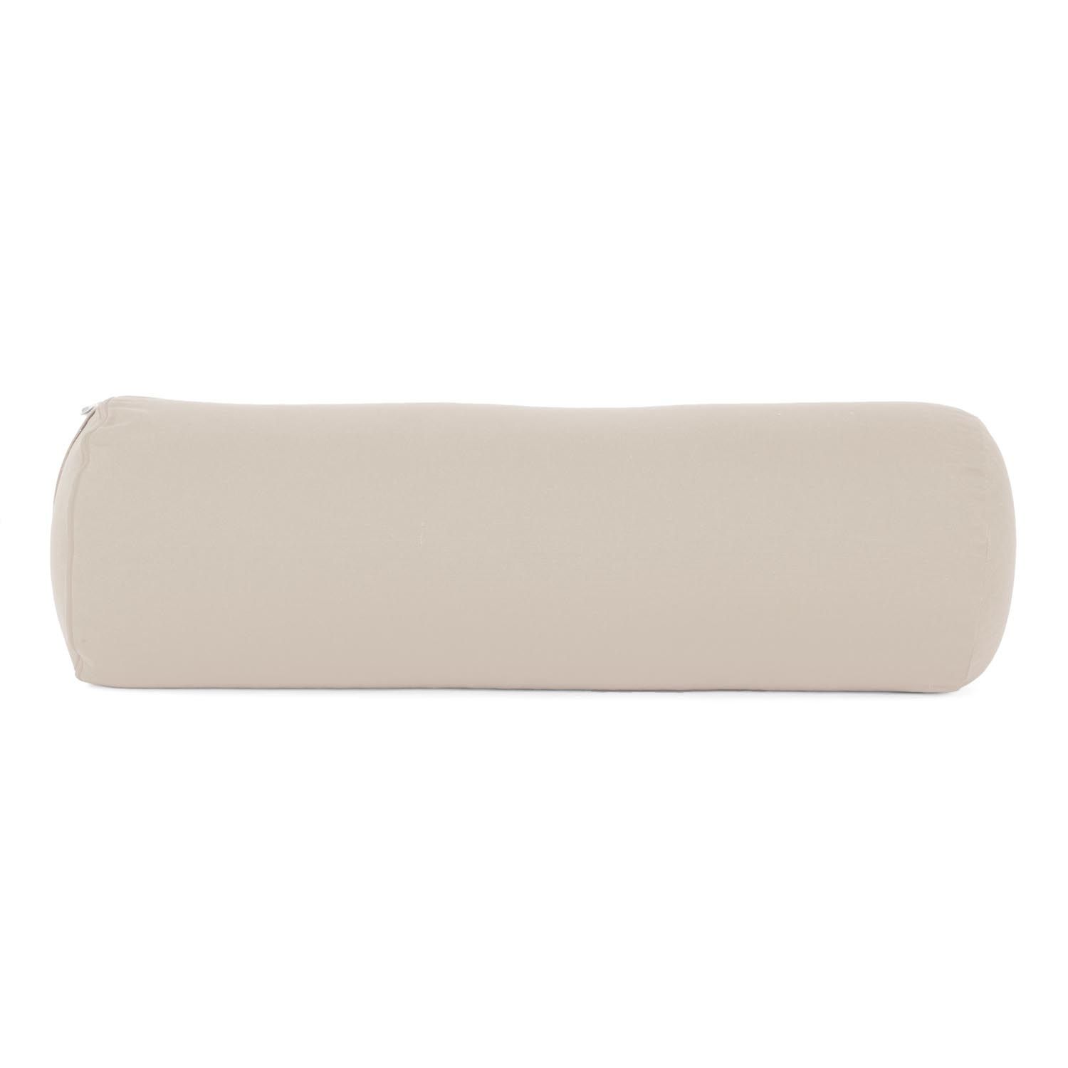 Beiges Yoga-Bolster. Zylindrische Form. Stoffbezug. Label mit Logo. Liegend dargestellt.