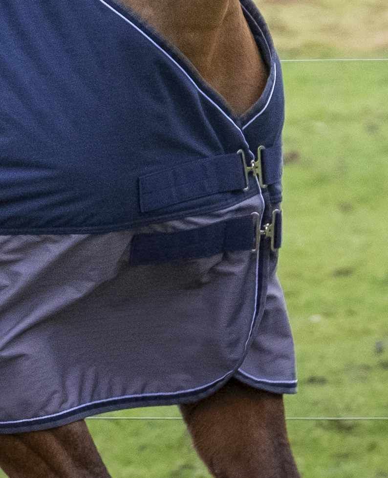 Detail der Schnallen einer blauen und grauen Outdoordecke. Silberne Schnallen.